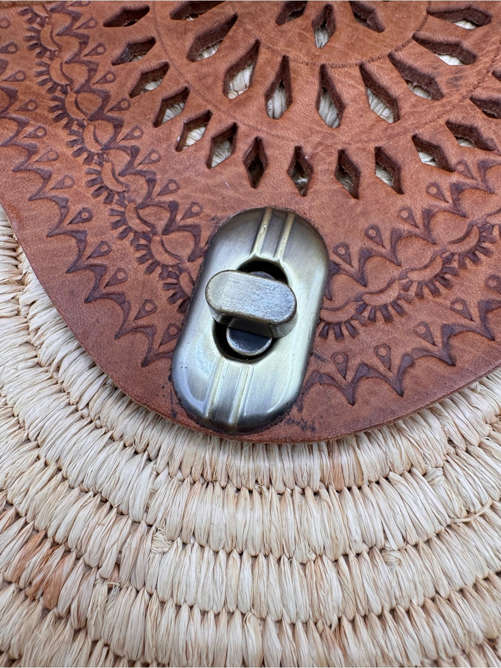 Source Unknown Beige Woven Round Crossbody with Brown Leather Flap - Picture 14 of 14